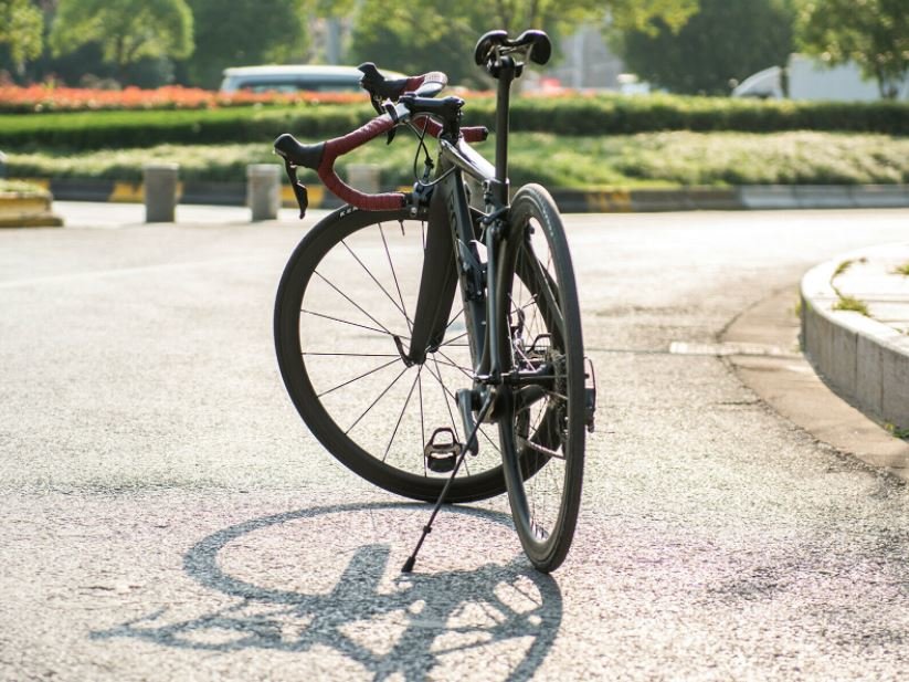 ROCKBROS Soporte de bicicleta de fibra de carbono lateral plegable antideslizante